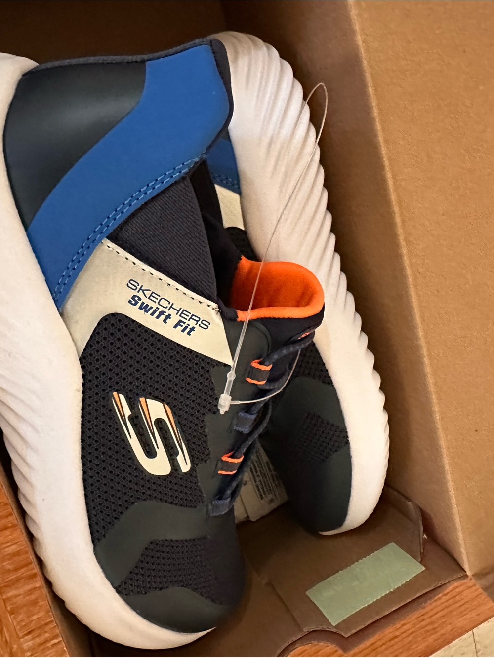 Skechers Men Swift Fit Knit Sneaker in Navy, Blue & Orange